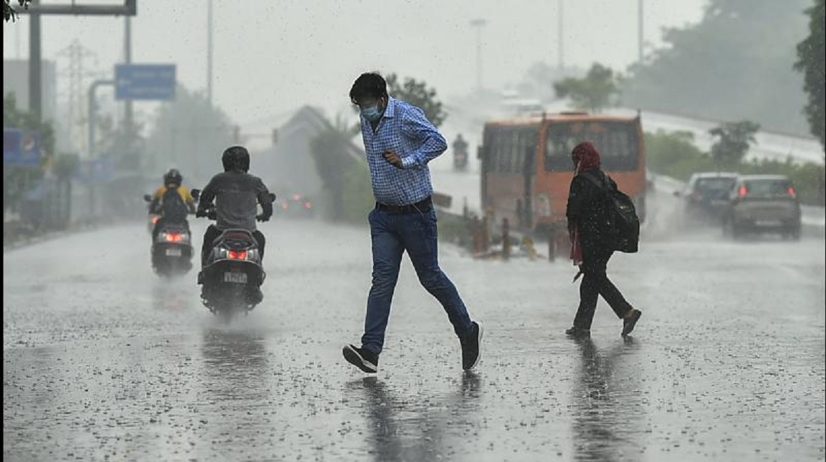 Heavy rain alert in Thane, Palghar; citizens advised to avoid travel, not to cross bridges