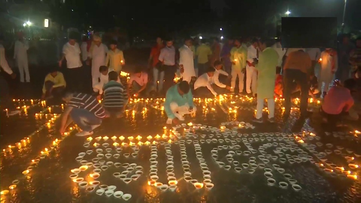 PM Modi’s 71st Birthday: Varanasi people light 71,000 diyas, offer ...