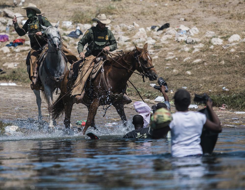 US closes part of Texas border, begins flying Haitians home