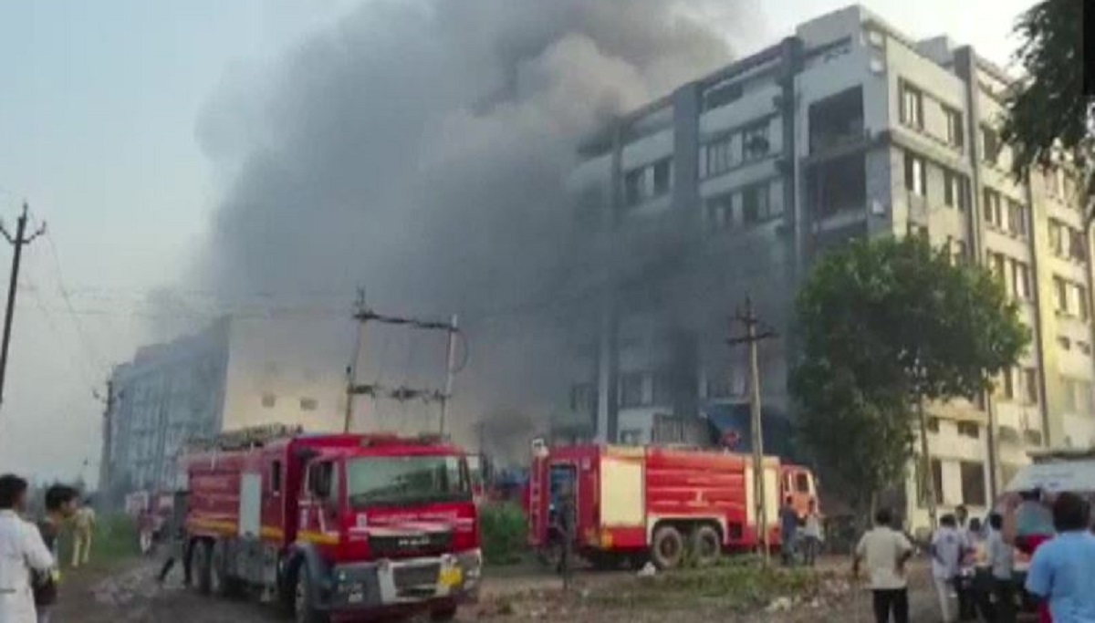 Gujarat 2 Dead Over 100 Rescued After Massive Blaze At Packaging Unit In Surat India News India Tv