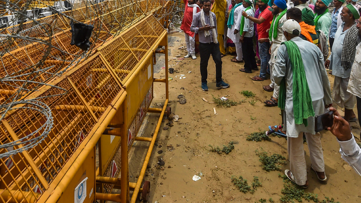Farmers vacate service road at Delhi's Ghazipur border&nbsp;