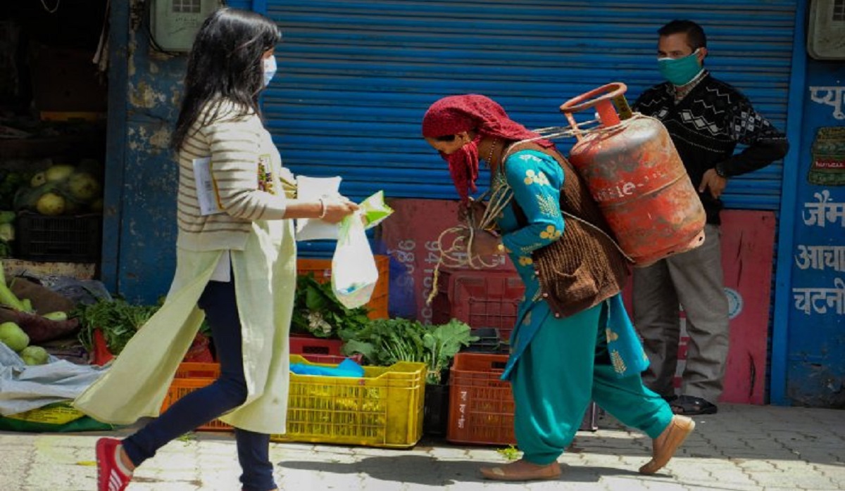 Commercial LPG gas cylinders become dearer by Rs 25 starting today. Check  out rates in major cities - Industry News