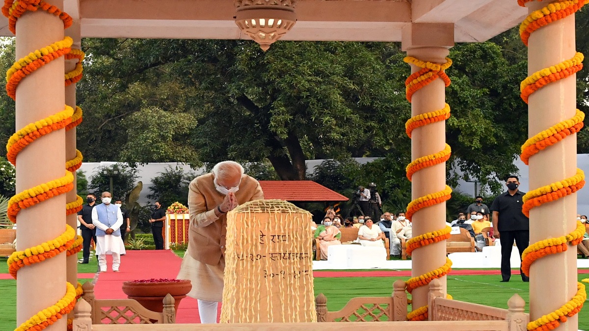 PM Narendra Modi pays tribute to Mahatma Gandhi in Delhi's Gandhi Smriti