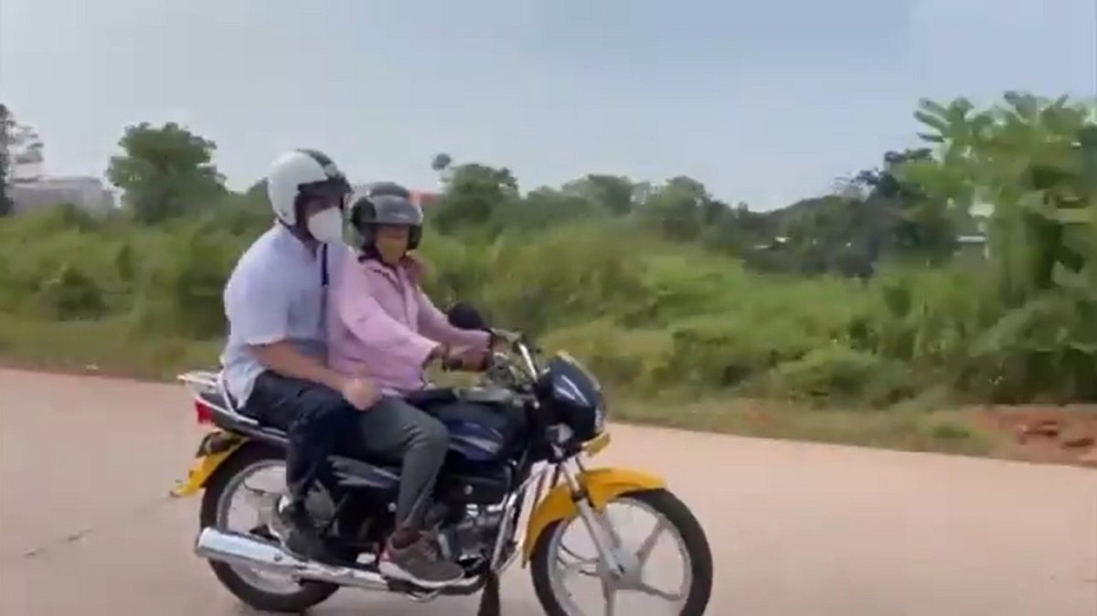 Rahul Gandhi's 'motorcycle ride' in Goa during election campaigning | WATCH