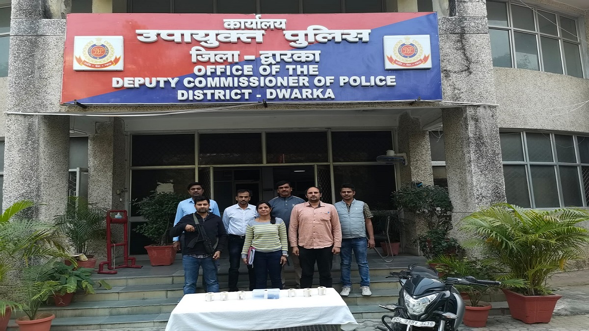 Delhi Police woman sub-inspector Saroj Singh catches wanted snatcher