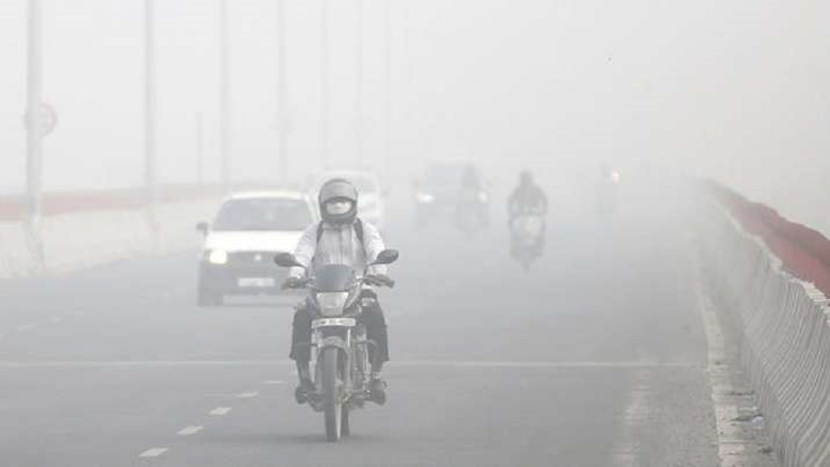 Delhi's air quality remains 'very poor'; AQI marginally improves to 347