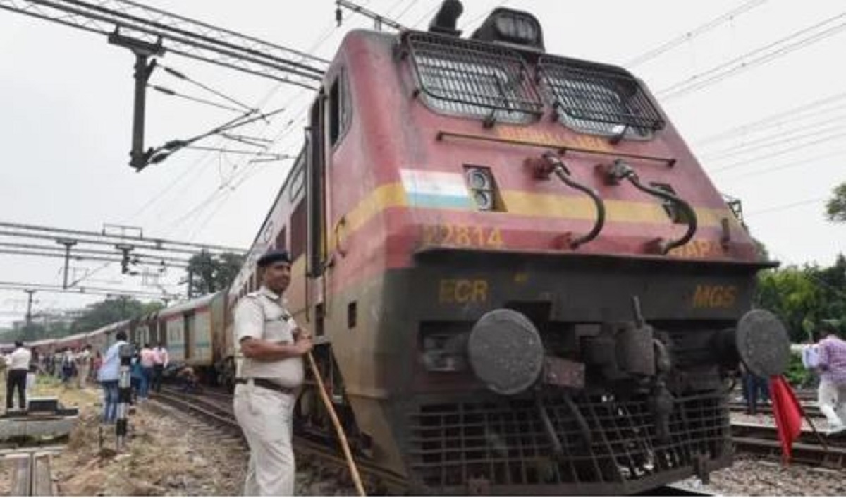 Fire engulfs bogie of Taj Express en route from New Delhi to Jhansi ...