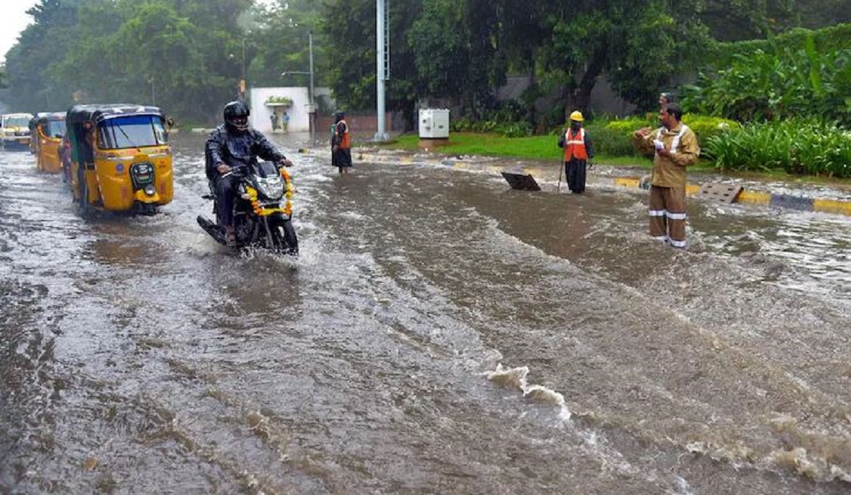 Heavy Rains Lash Kerala Water Levels Rise In Various Dams Several Roads Submerged India Tv