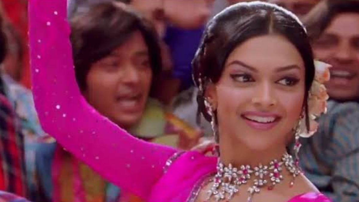 14YearsOfDeepikaPadukone trend on Twitter as fans celebrate actress' debut  film Om Shanti Om | Trending News – India TV