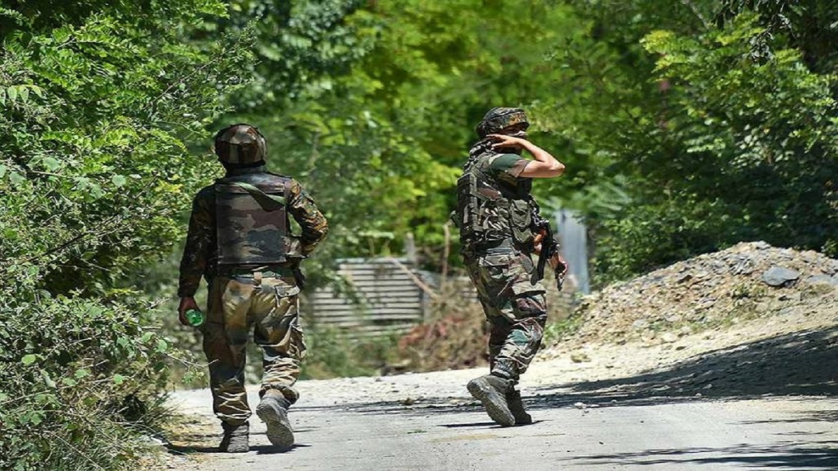 Policeman shot dead by terrorists in Srinagar's Batamaloo area