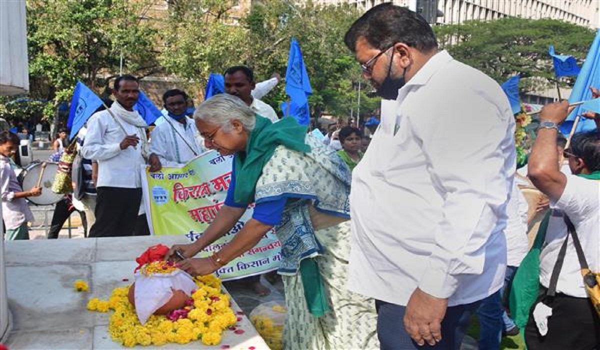 Lakhimpur Kheri violence: Portion of ashes of 4 farmers immersed in sea near Gateway of India