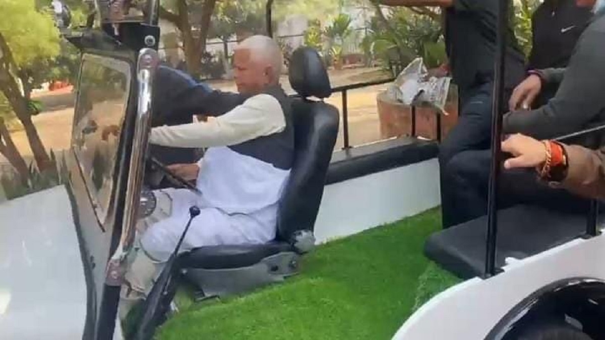 Lalu tries to turn the clock back, drives his old jeep in Patna | Video