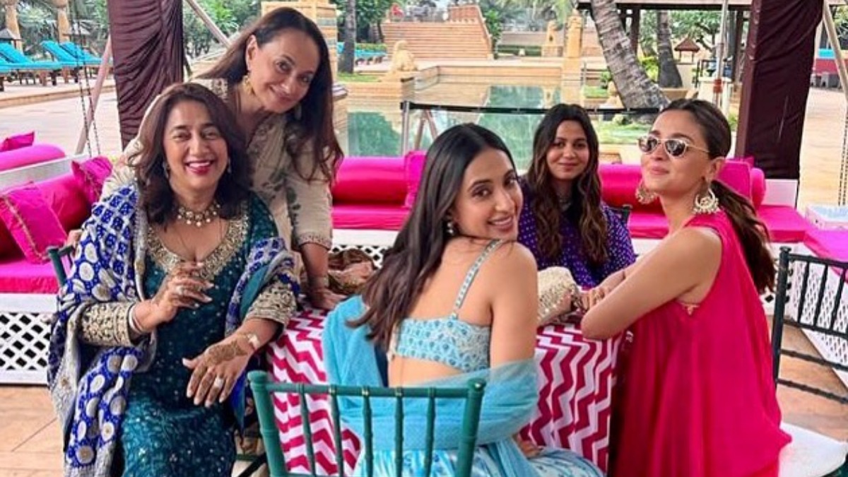 Alia Bhatt in kala chasma chills with her girl gang in Anushka Ranjan's ...