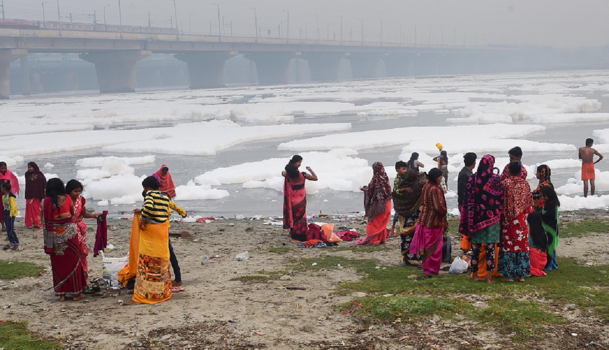 Delhi: Devotees take a dip in toxic Yamuna water as Chhath Puja festivities commence