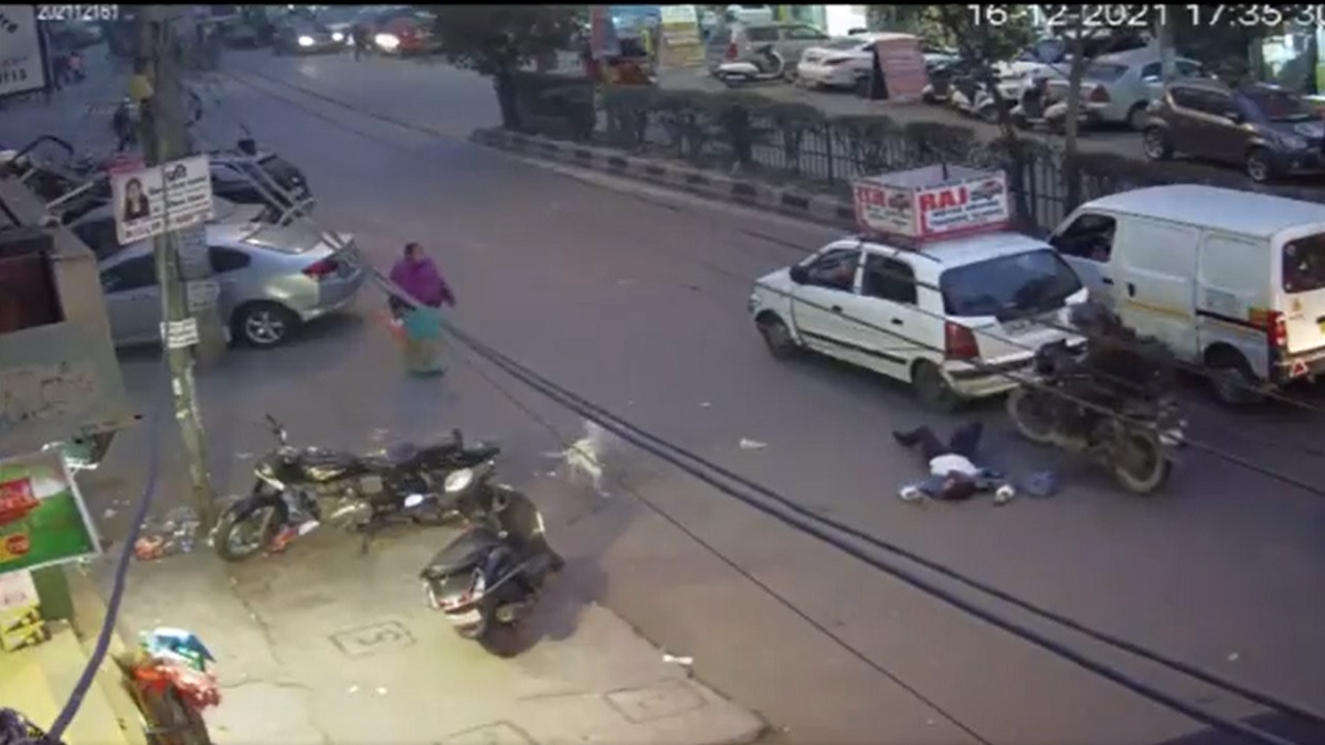 Woman Dragged By Snatchers For 100 Metres Along Busy Delhi Road Incident Caught On Cam Watch 7218