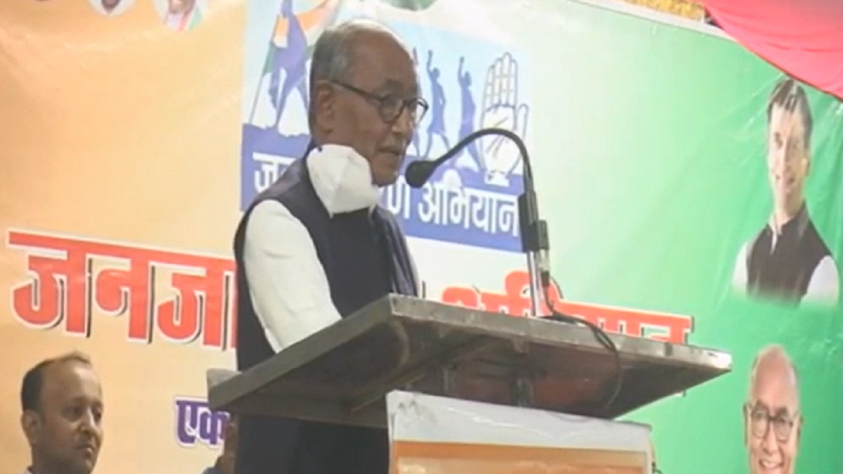 Girls who wear jeans, keep mobile phone not influenced by PM Modi: Digvijaya Singh's shocker