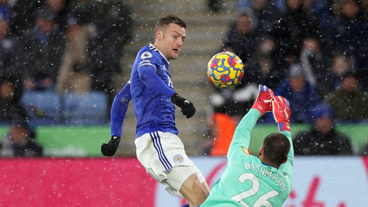 Europa League: Vardy in spotlight as Leicester take on Napoli with last-16 spot on the line