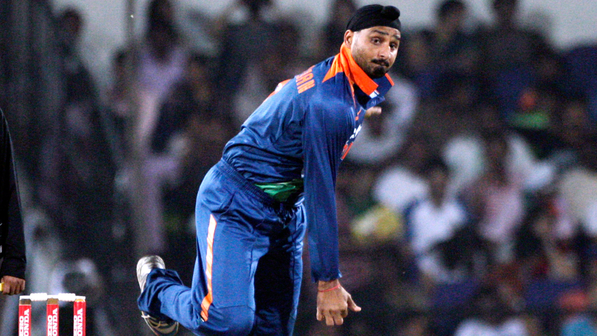 WATCH- Harbhajan speaks on Kohli-Rohit split captaincy issue, backs Ganguly