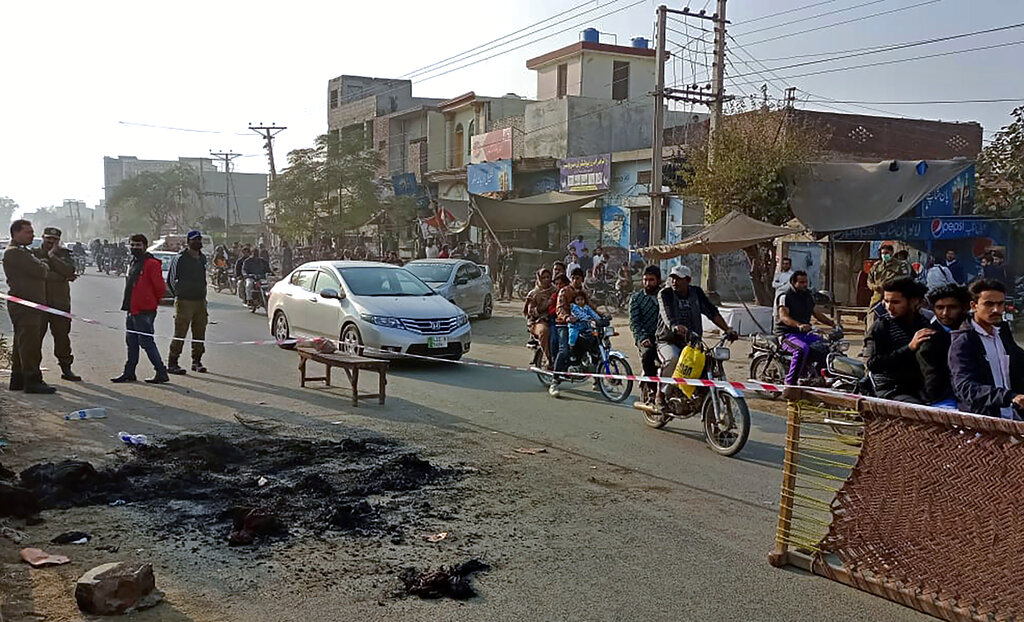 Pakistan: Mob lynches Sri Lankan factory manager over ‘blasphemy,' burns his body