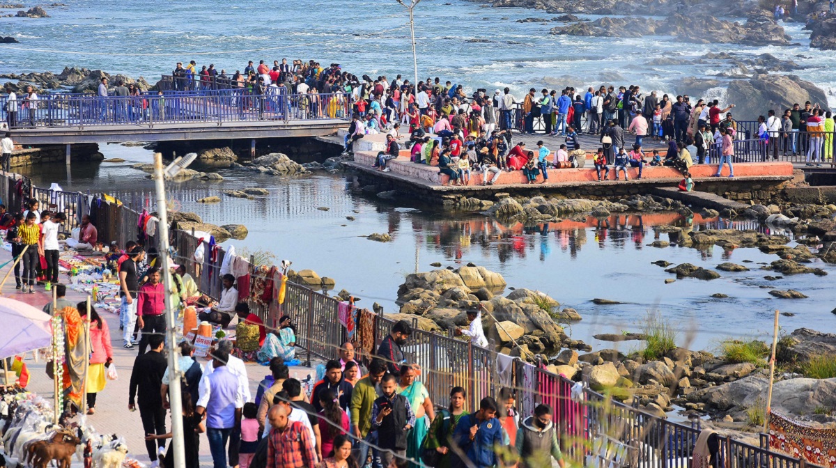 Jabalpur: Tourists visit Bhedaghat waterfall amid concerns over the spread of Omicron variant of COVID-19