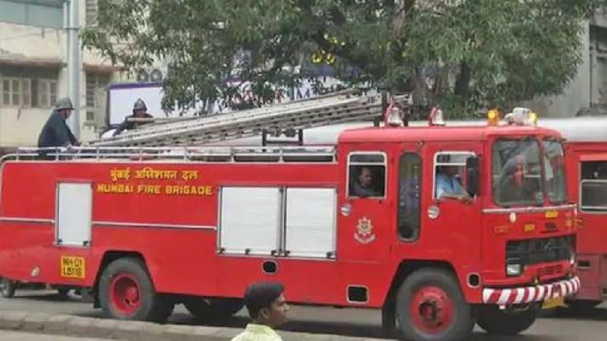 Mumbai Bandra 5 people feared trapped 5 storey building collapses | India  News – India TV