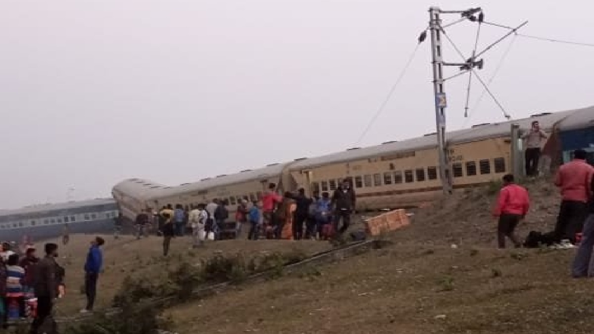 Guwahati-Bikaner Express derails near Domohani in Bengal; 5 dead