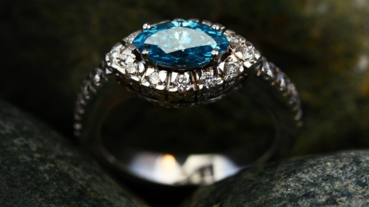 Who, Why & How to wear Blue sapphire Gemstone? | Rashi Ratan Bhagya