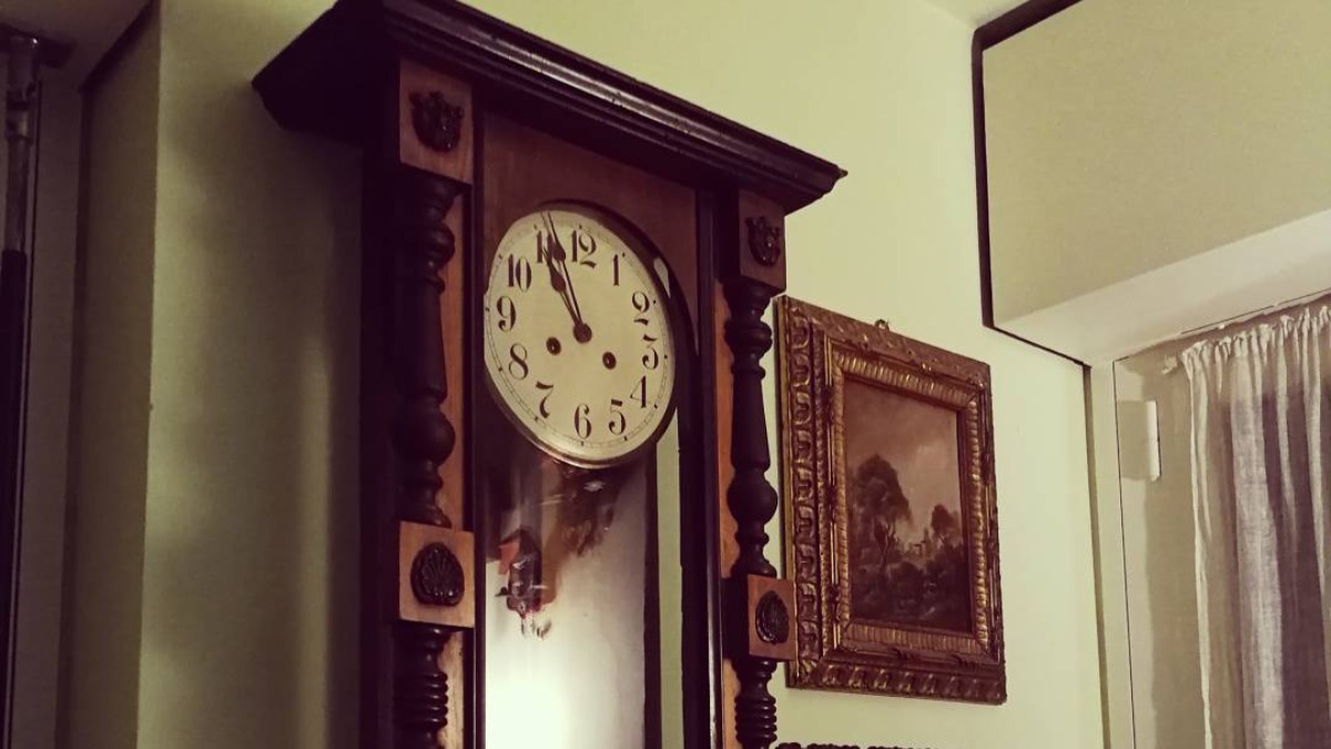 Vastu Tips A pendulum clock on the wall brings positive atmosphere