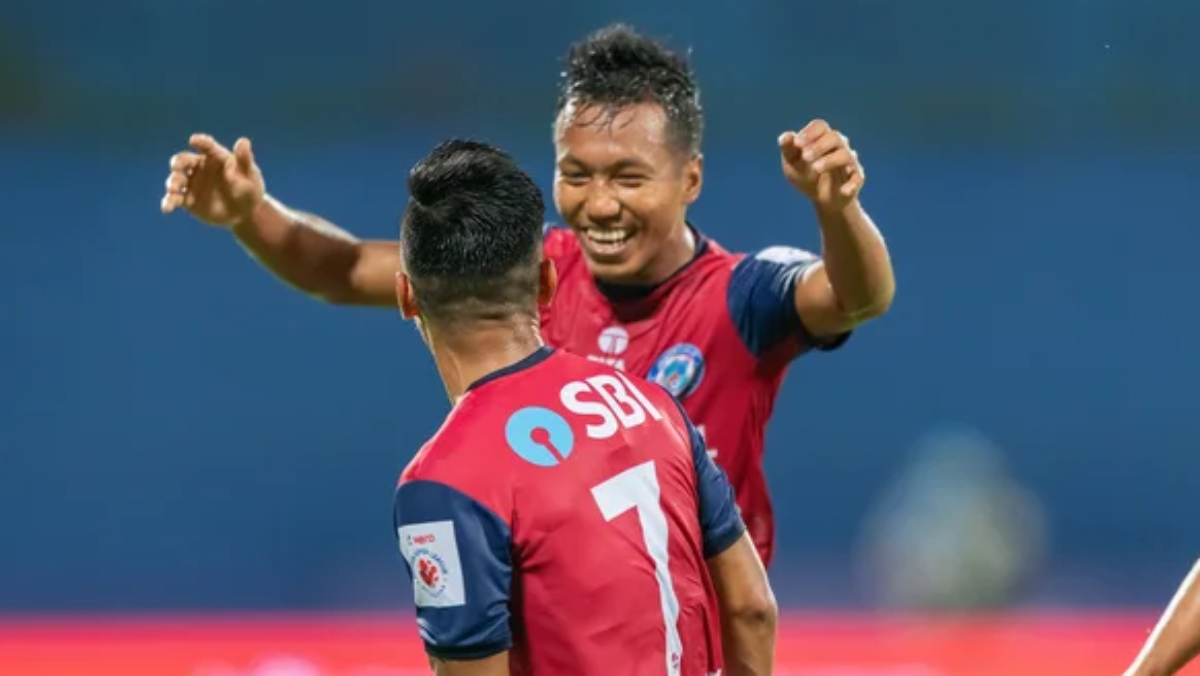 File photo of Jamshedpur winger Seiminlen Doungel (no. 7) with teammate&nbsp;Laldinliana Renthlei.