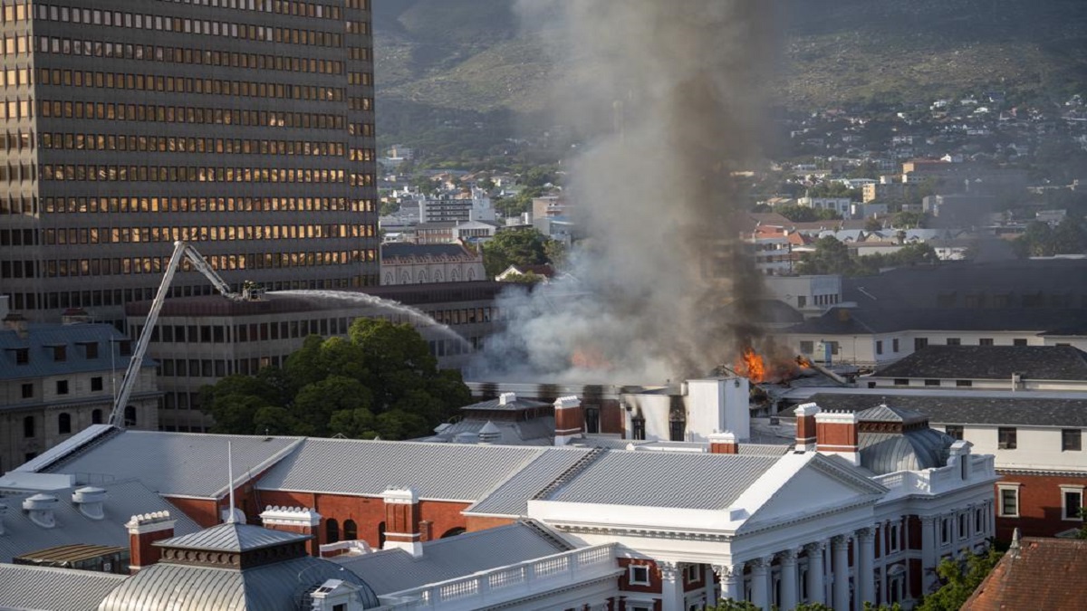 South Africa: Fire hits parliament building in Cape Town