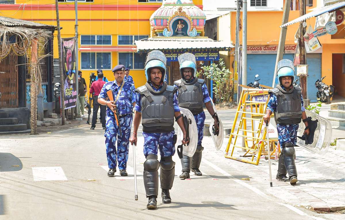 Karnataka: 2 stabbed, curfew clamped following clash over Savarkar poster in Shivamogga | 10 points