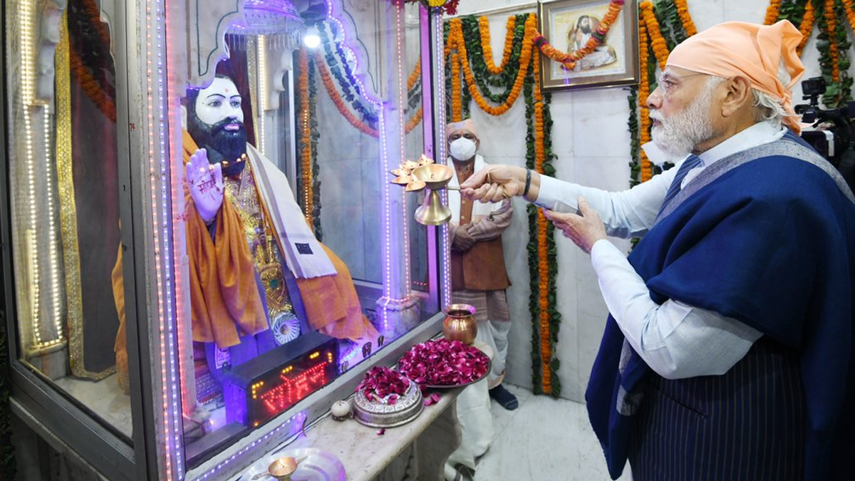 Ravidas Jayanti 2022: PM Modi offers prayers at Ravidas Mandir in Delhi, participates in kirtan