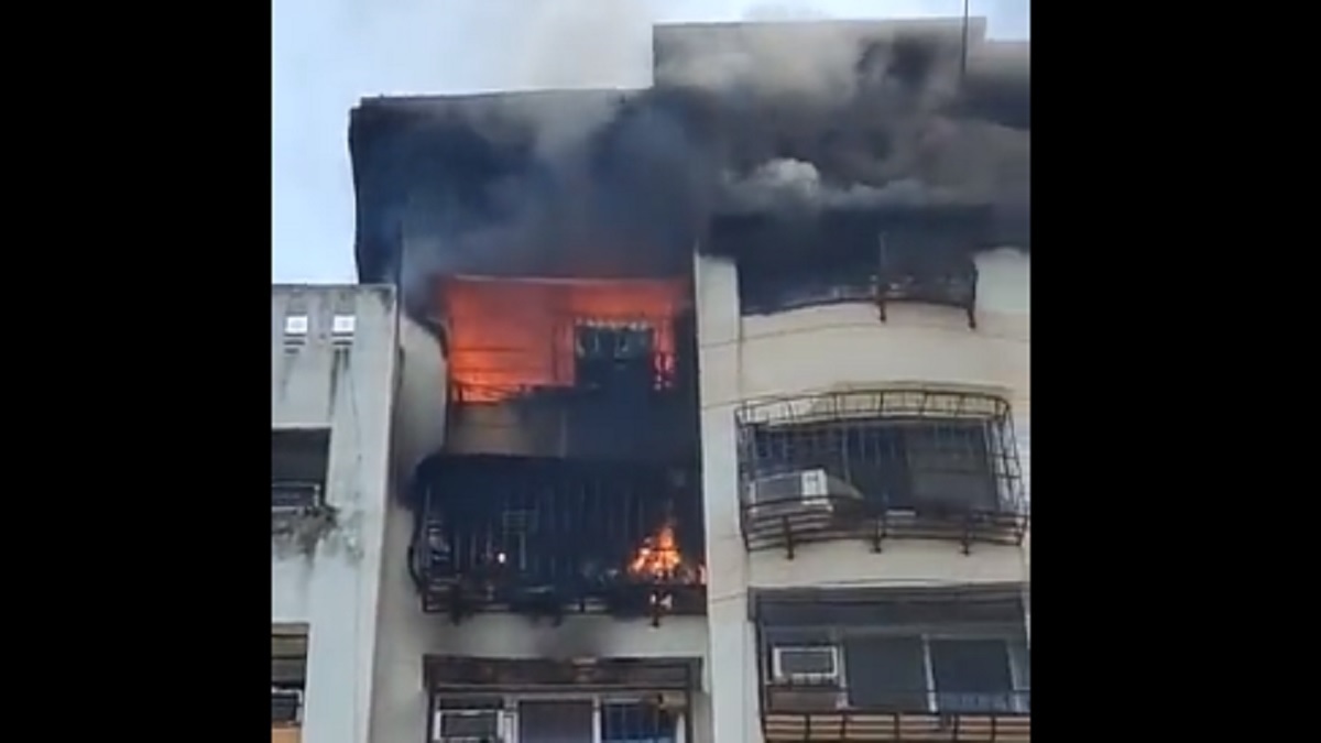 Mumbai: Massive fire in a multi-storey residential building in Kanjumarg; 10 fire tenders on spot