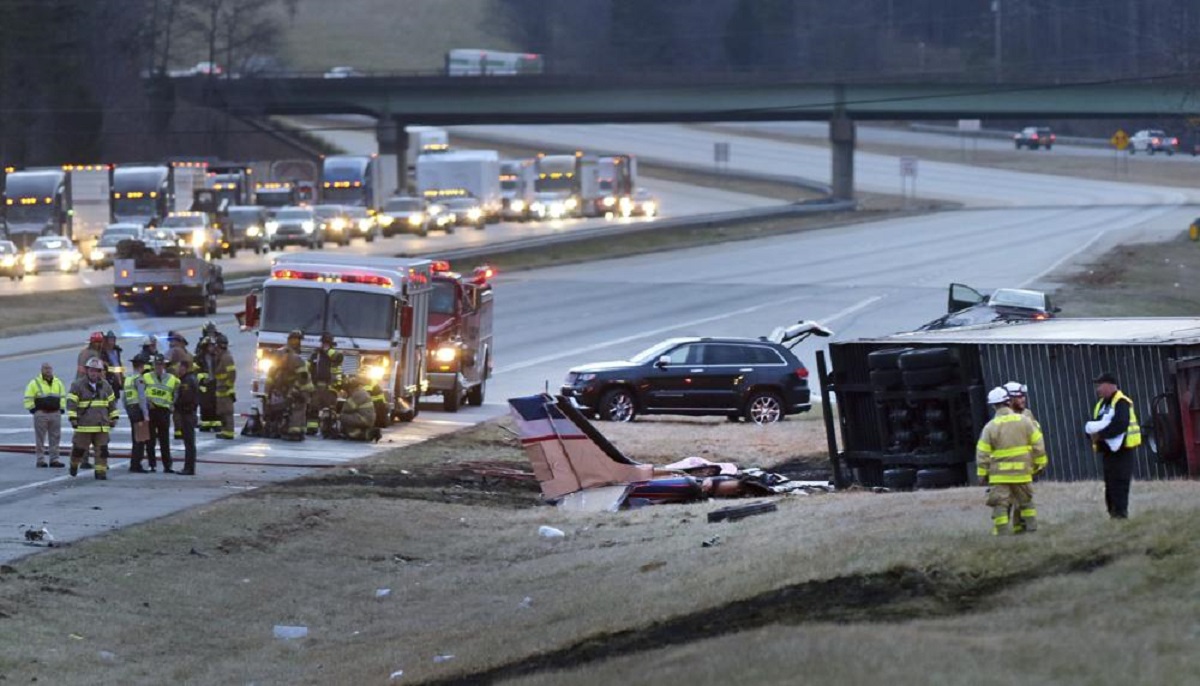 Pilot killed after plane crashes into tractor-trailer on I-85 in Davidson County