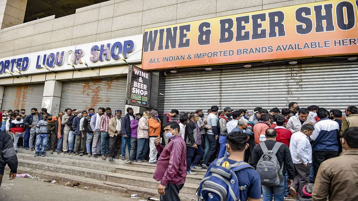 Delhi liquor shops offer Buy 1 Get 1, people form long queues to avail discounts