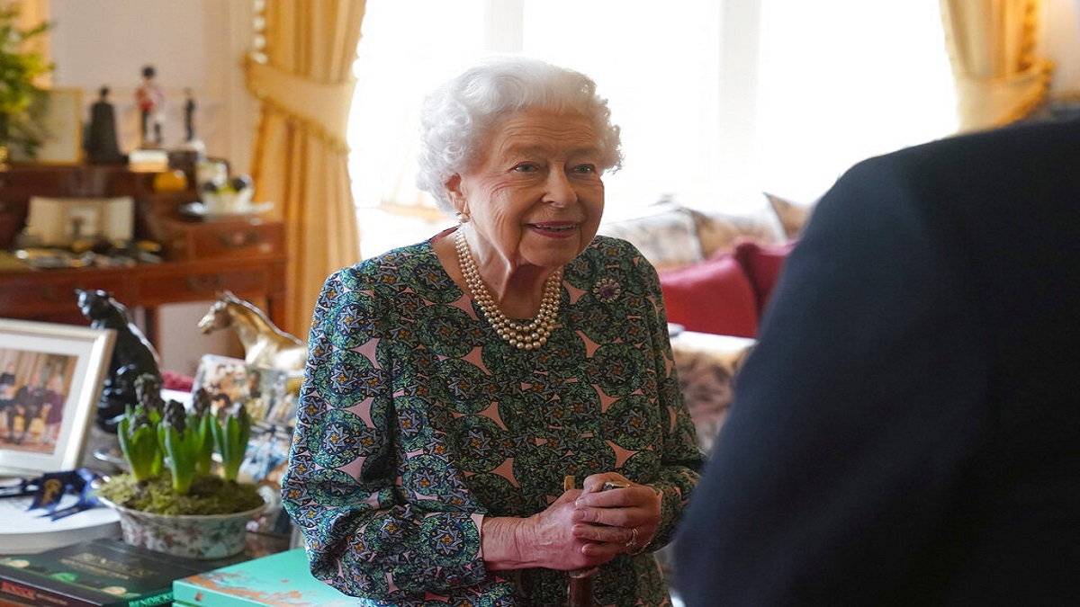 Queen Elizabeth II has mild COVID symptoms cancels online meetings ...