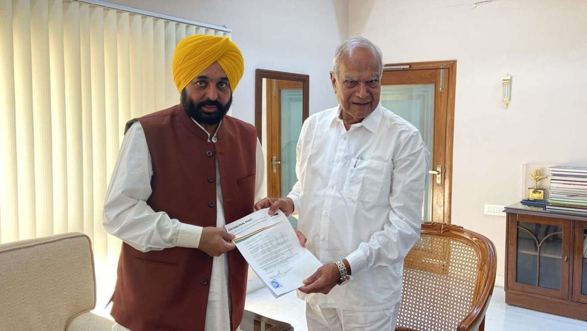 Punjab: AAP's Bhagwant Mann meets Governor, stakes claim to form govt