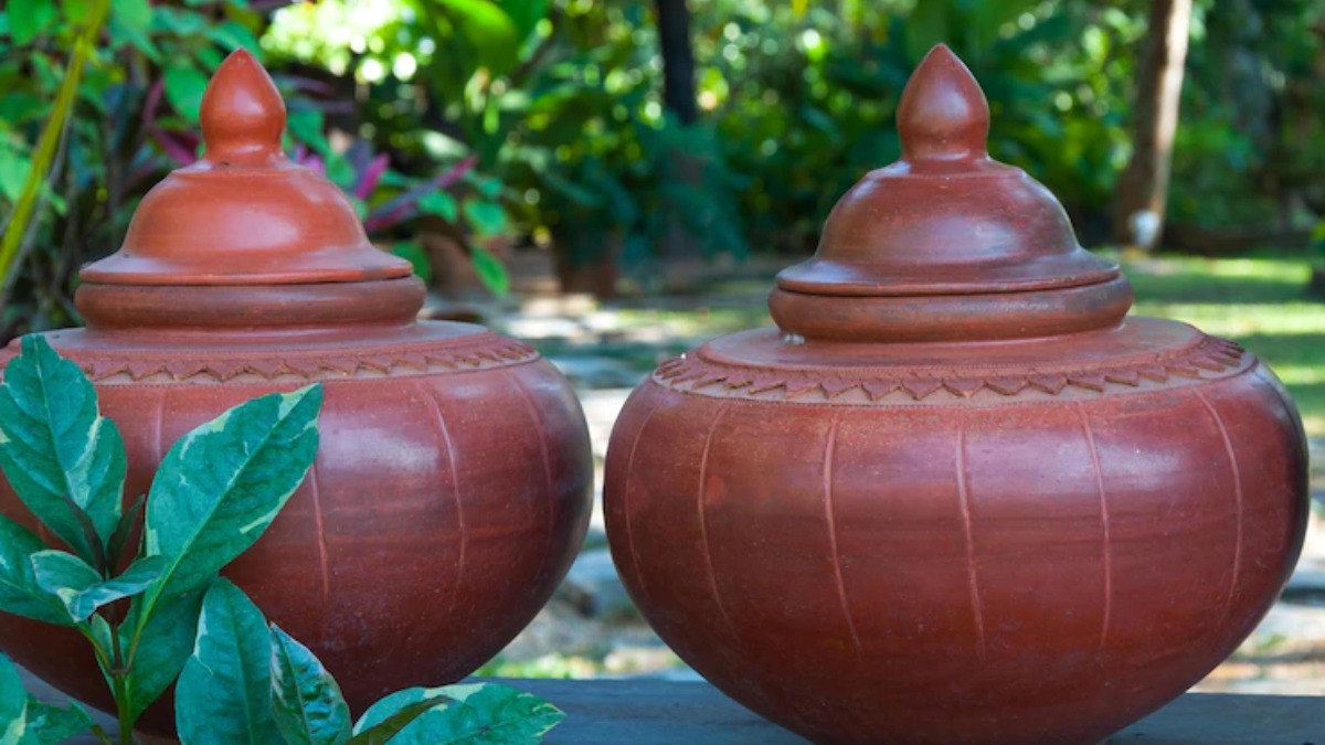 Vastu Tips: Keeping earthen pot filled with water in the north direction  brings positivity and good health – India TV