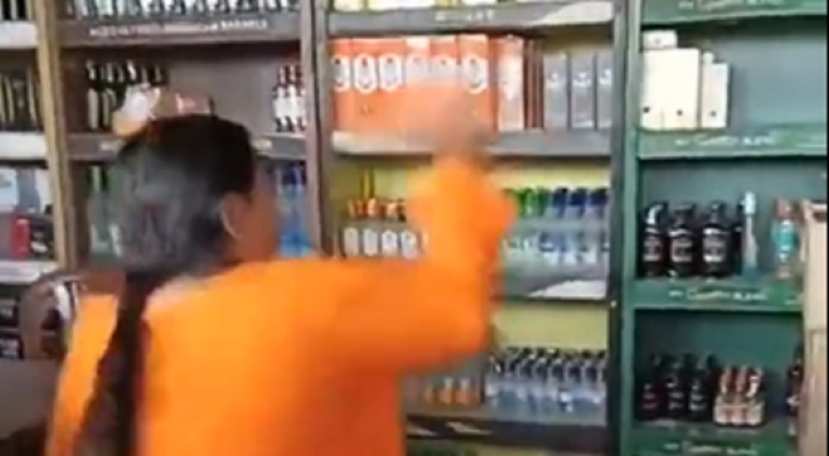 A warning to administration: Ex- MP CM Uma Bharti throws stone at liquor shop in Bhopal | Watch