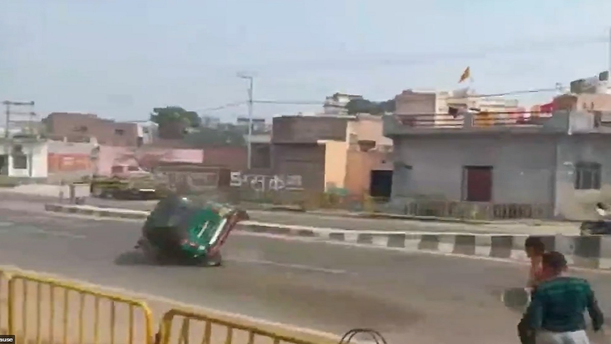 Autorickshaw overturns after being hit by water balloons on Holi in UP | Watch