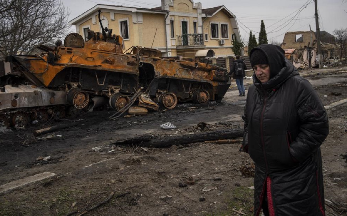 Ukraine war: Chanel restricts sales of goods to Russians abroad - BBC News