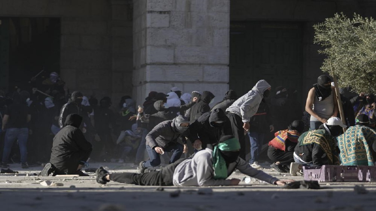 Palestinians Clash With Israeli Police At Al-Aqsa Mosque Compound In ...