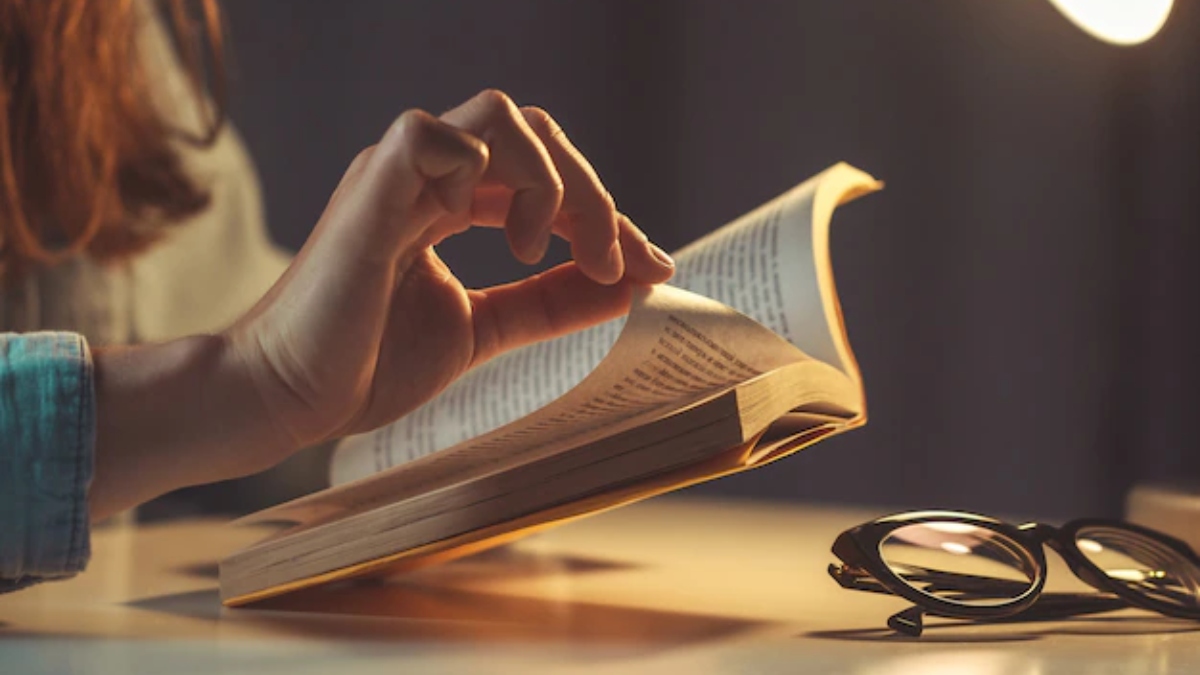 Image representing pupil studying a book&nbsp;