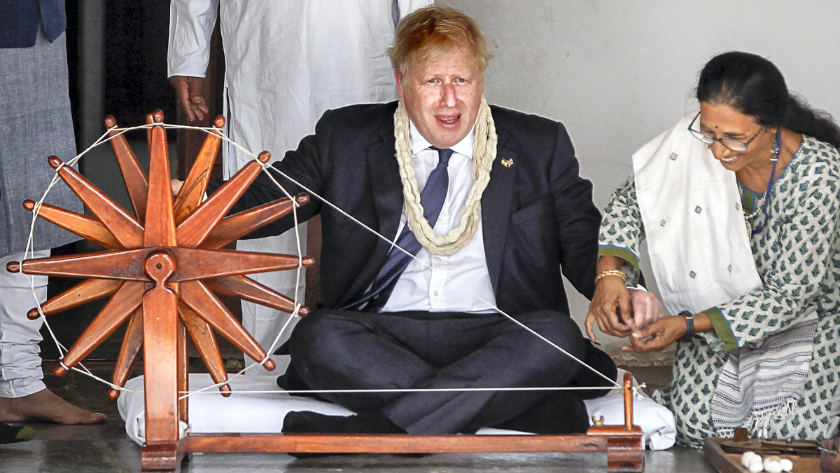 At Ahmedabad's Sabarmati Ashram, UK PM Boris Johnson tries hands at Gandhi's charkha | VIDEO