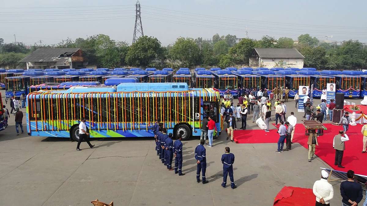 Delhi: Government to deploy cranes to ease bus congestion with real time updates