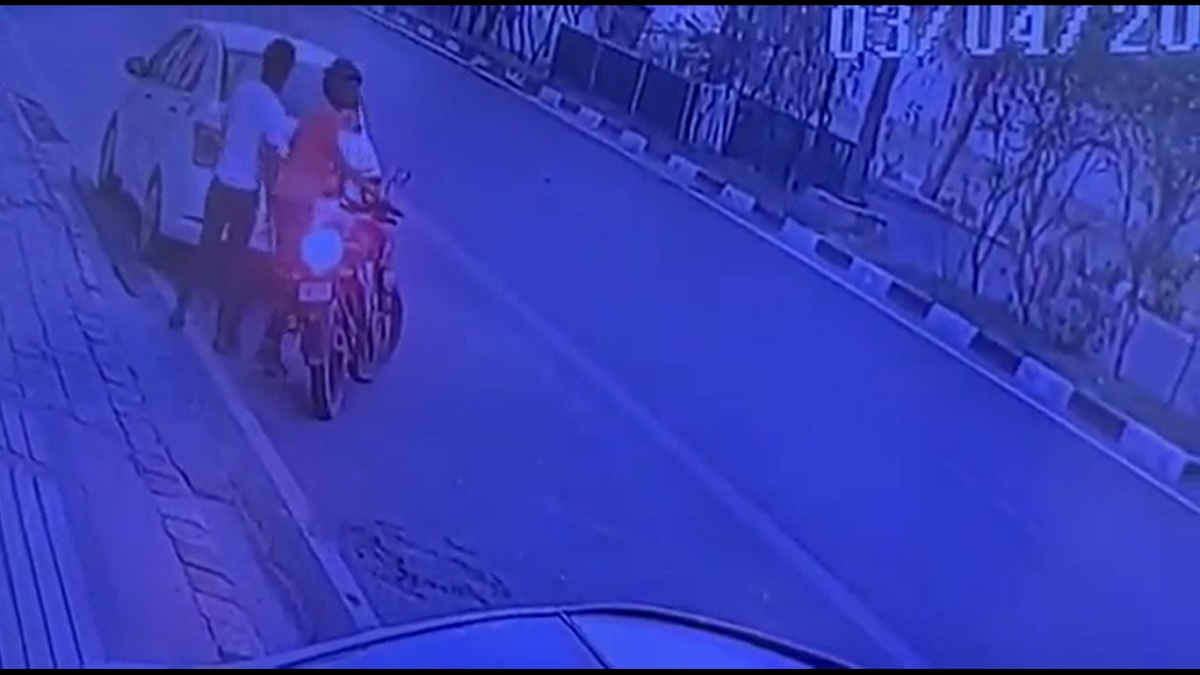 Bike-borne miscreants rob morning walkers at gunpoint in Delhi captured ...