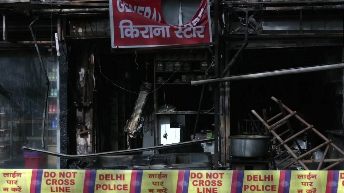 Delhi: Massive fire at Amar Colony in Lajpat Nagar area, 10 fire engines on spot