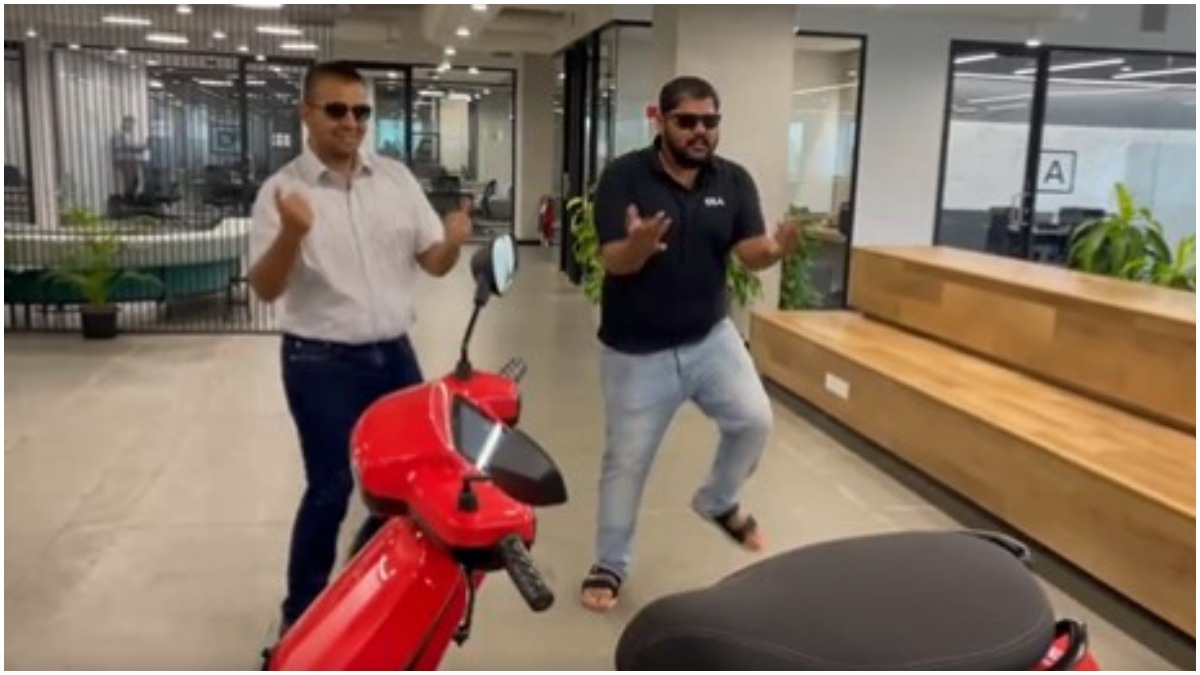 Ola CEO groves to Bijlee Bijlee in viral video while testing E-scooters | WATCH