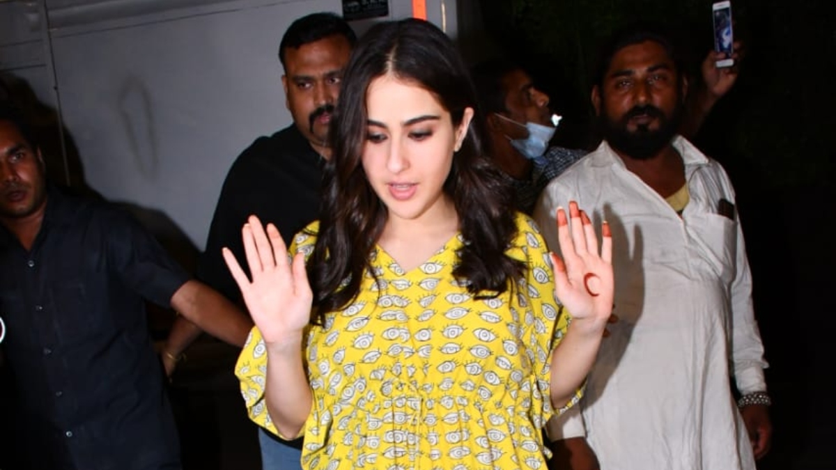 Irked Sara Ali Khan refuses to pose for paparazzi after they push her ...