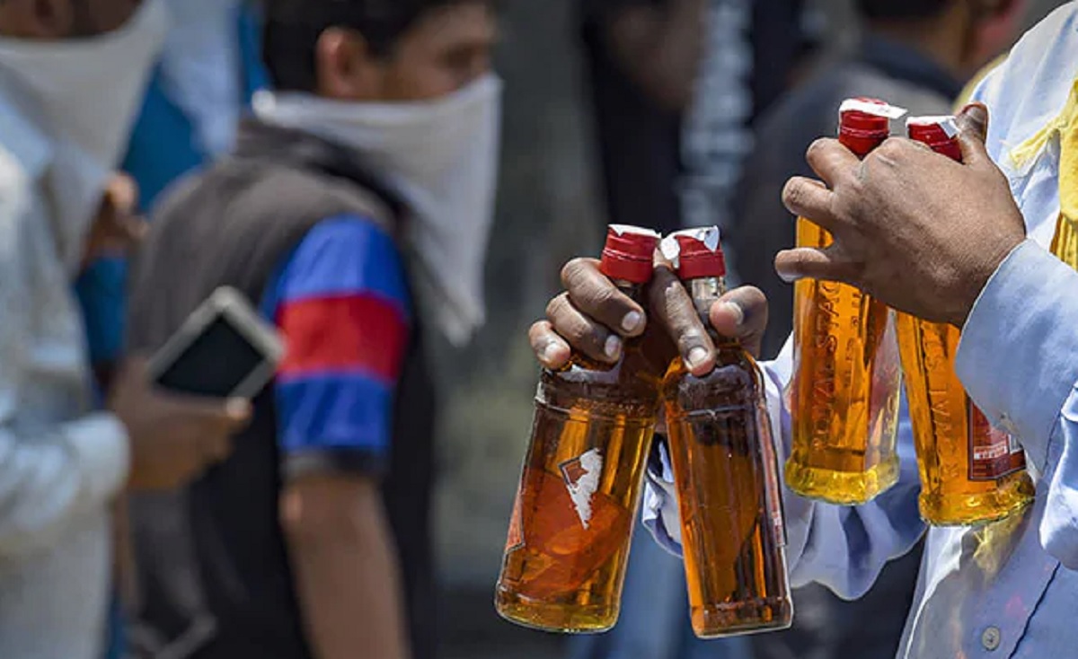 Delhi govt allows private liquor vendors to offer up to 25 pc discount on MRP; faces flak from BJP, Congress